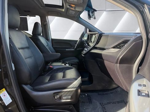 Used 2017 Toyota Sienna SE Premium image 14