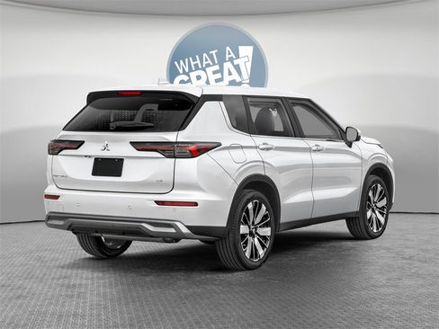 New 2025 Mitsubishi Outlander SE image 2