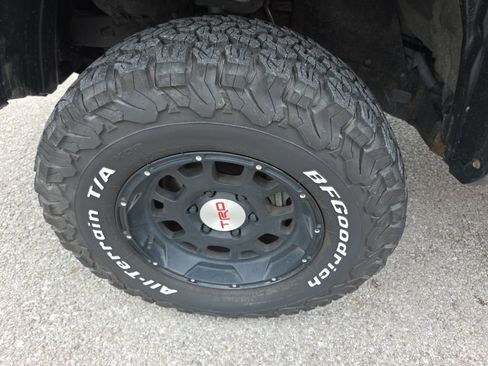 Used 2019 Toyota Tacoma TRD Off-Road AWD/4WD image 16