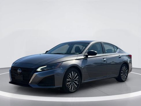 Used 2024 Nissan Altima 2.5 SV FWD image 2