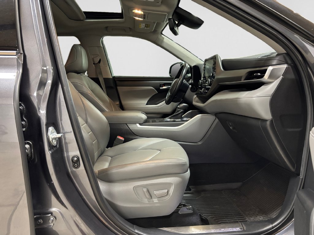 Used 2021 Toyota Highlander XLE FWD image 15