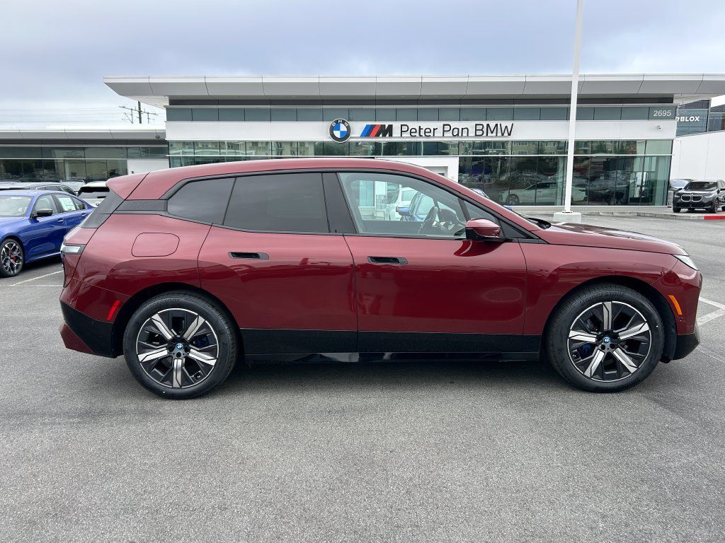 Used 2024 BMW iX xDrive50 w/ Sport Package AWD/4WD image 6