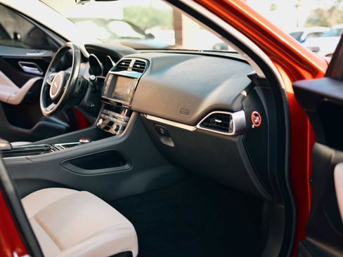 Used 2018 Jaguar F-PACE Premium image 17