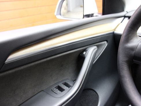 Used 2023 Tesla Model Y Performance image 37