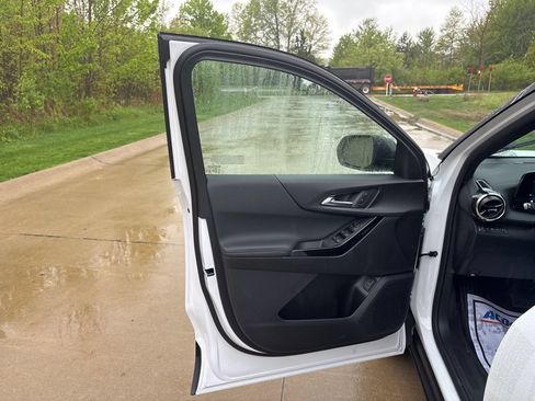 New 2026 Chevrolet Equinox LT w/ Convenience Package II AWD/4WD image 13