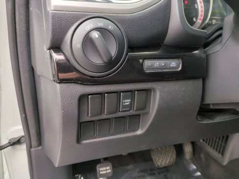 Used 2017 Nissan Titan SV image 16