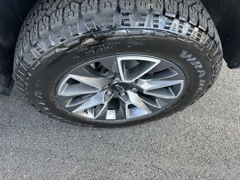 Used 2023 Chevrolet Suburban Z71 w/ Luxury Package image 22