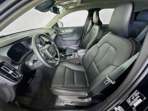 Used 2025 Volvo XC40 B5 Core image 13