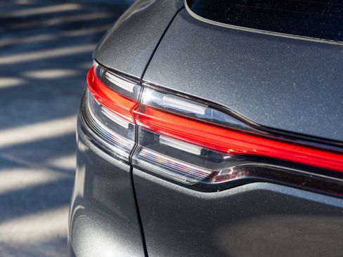 Certified 2025 Porsche Macan image 18