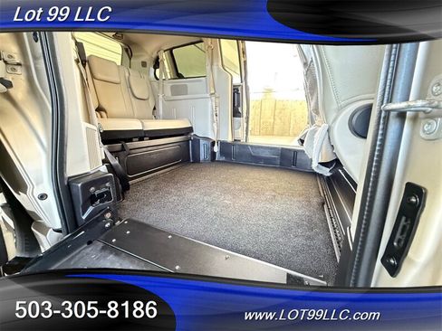 Used 2013 Chrysler Town & Country Touring FWD image 8