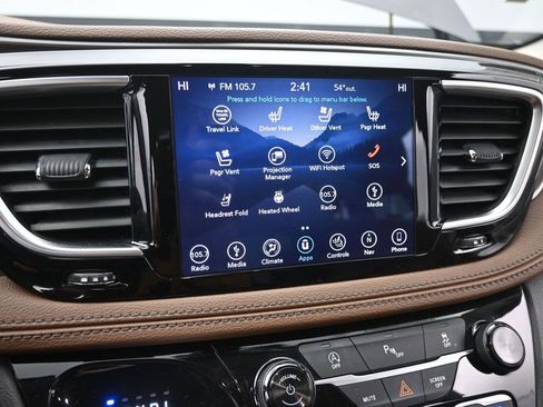 Used 2018 Chrysler Pacifica Limited image 34