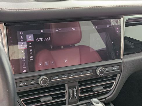 Certified 2019 Porsche Macan AWD/4WD image 17