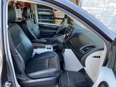 Used 2015 Chrysler Town & Country LX FWD image 41