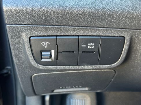 Used 2012 Hyundai Veloster FWD image 16