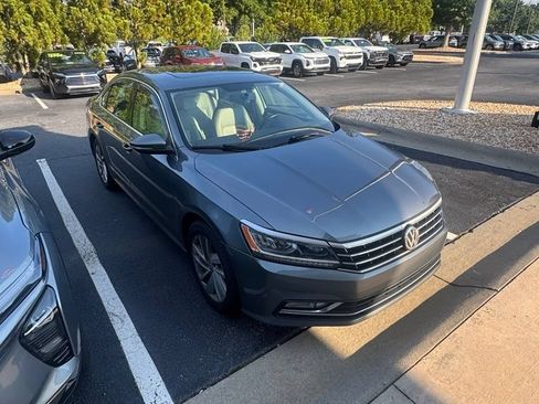 Used 2018 Volkswagen Passat 2.0T SE FWD image 2