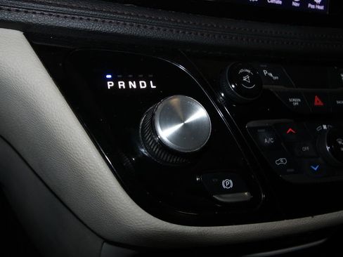 Used 2017 Chrysler Pacifica Limited w/ UConnect Theater Package image 16