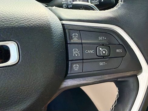 Used 2022 Jeep Grand Cherokee Limited w/ Luxury Tech Group II image 39