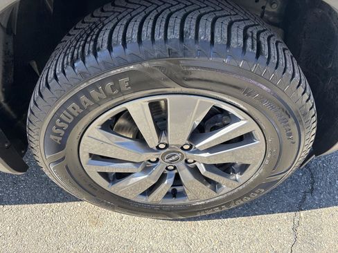 Used 2025 Nissan Pathfinder SV image 8