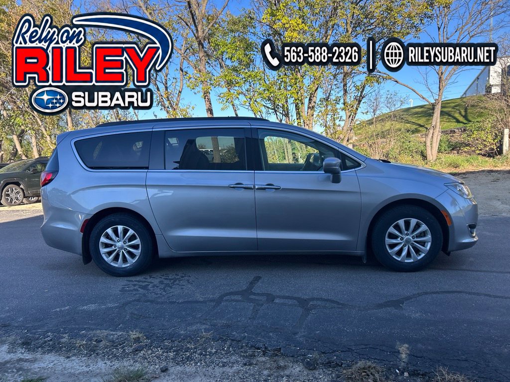 Used 2018 Chrysler Pacifica Touring Plus FWD image 5