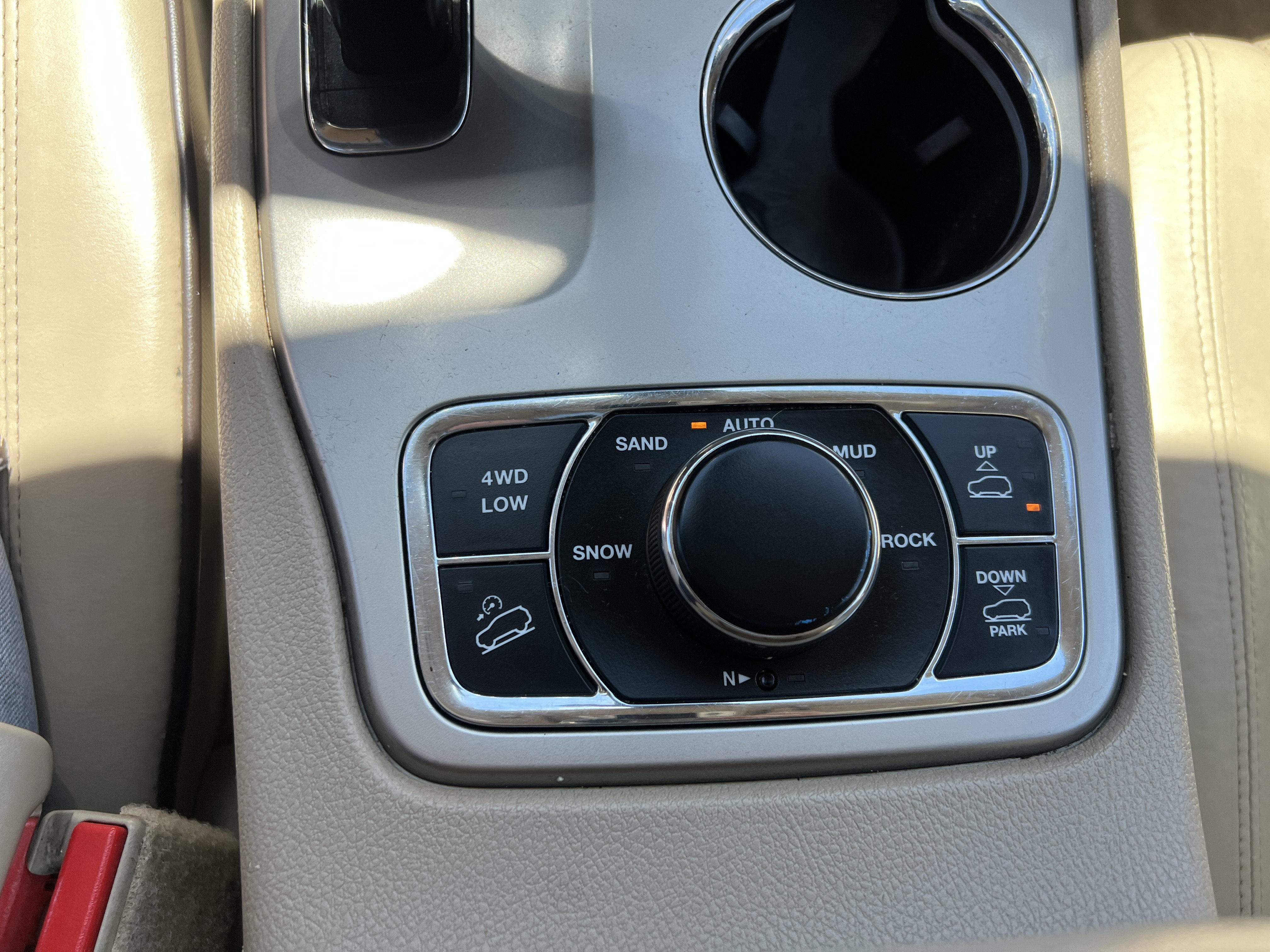 Used 2015 Jeep Grand Cherokee Overland w/ Advanced Technology Group AWD/4WD image 19