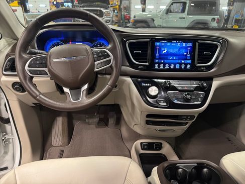 Used 2017 Chrysler Pacifica Touring-L Plus w/ Tire & Wheel Group FWD image 5