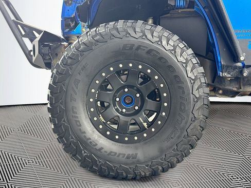 Used 2015 Jeep Wrangler Unlimited Rubicon w/ Connectivity Group image 32