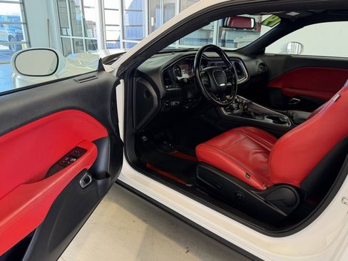 Used 2019 Dodge Challenger SXT image 9