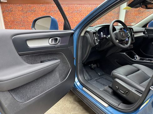 Used 2024 Volvo XC40 B5 Plus AWD/4WD image 9