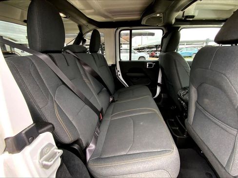 Used 2025 Jeep Wrangler Sahara image 19