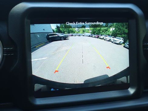 Used 2022 Jeep Wrangler Unlimited Sahara w/ Cold Weather Group image 19