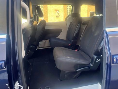 Used 2017 Chrysler Pacifica Touring image 28