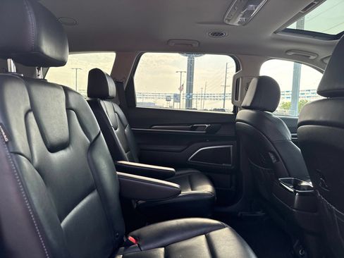 Used 2025 Kia Telluride S FWD image 17