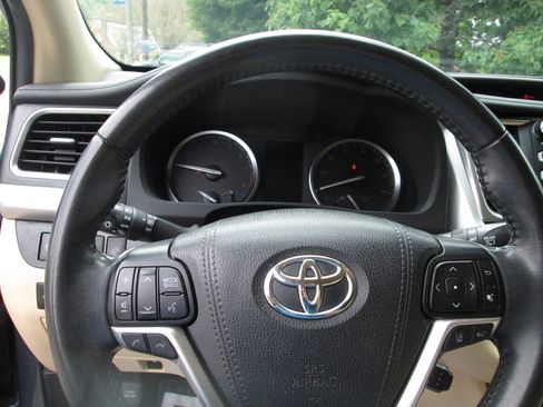 Used 2019 Toyota Highlander XLE AWD/4WD image 15