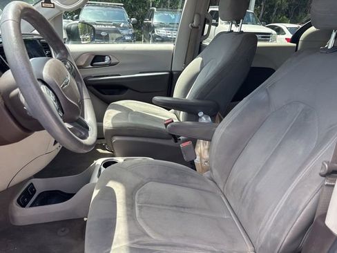 Used 2017 Chrysler Pacifica Touring w/ Tire & Wheel Group image 6