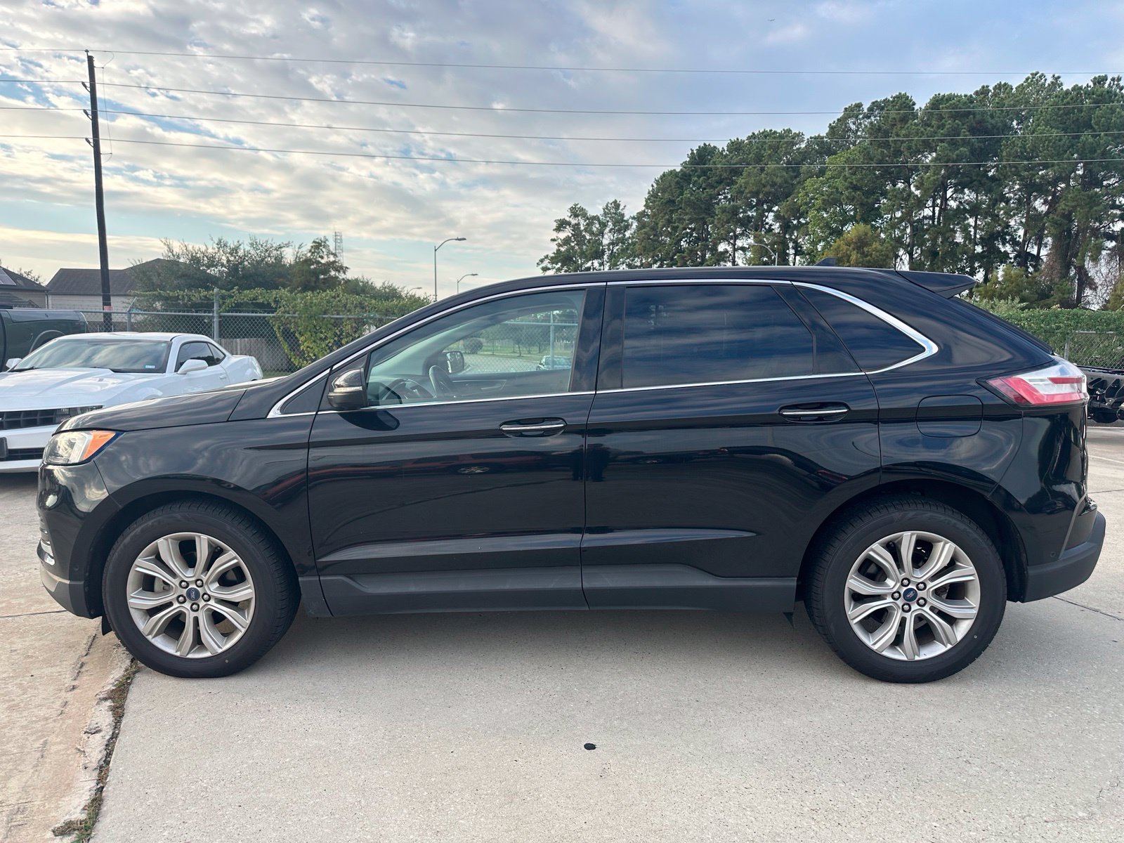 Used 2019 Ford Edge Titanium w/ Equipment Group 301A FWD image 4