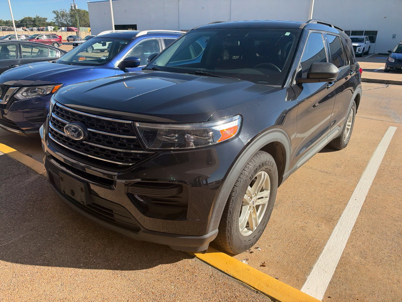 Used 2023 Ford Explorer XLT RWD image 3