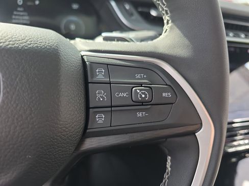 New 2025 Jeep Grand Cherokee Altitude image 18