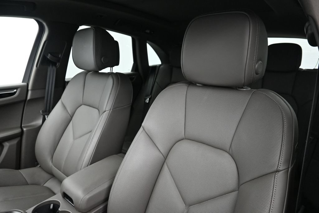 Certified 2026 Porsche Macan AWD/4WD image 5