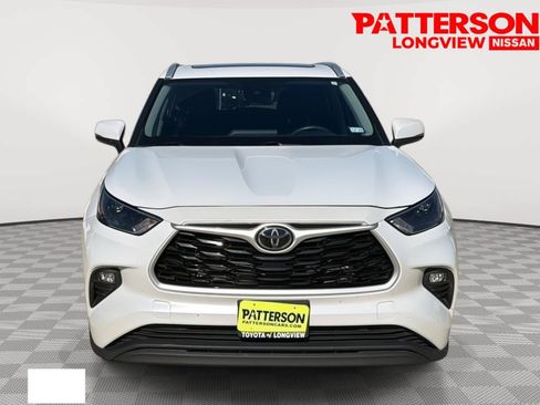 Used 2023 Toyota Highlander XLE FWD image 2