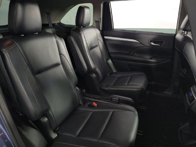 Used 2017 Toyota Highlander XLE AWD/4WD image 18