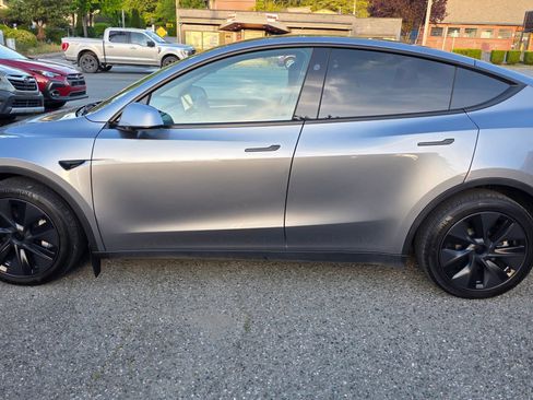 Used 2024 Tesla Model Y Long Range AWD/4WD image 8