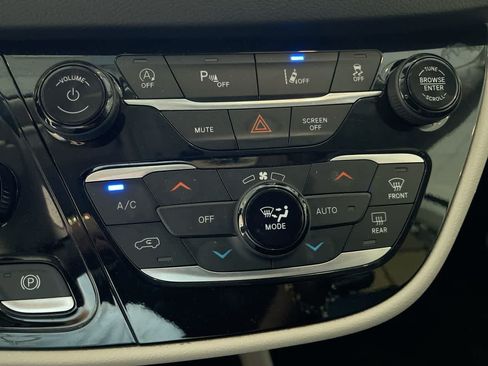 Used 2023 Chrysler Pacifica Touring-L FWD image 18