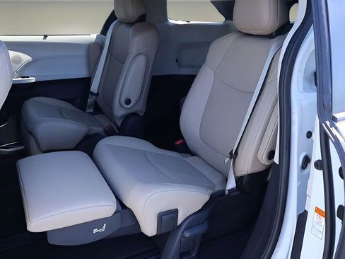 Certified 2021 Toyota Sienna Limited FWD image 15