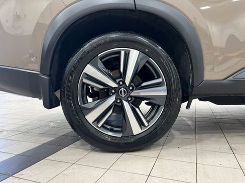 Used 2025 Nissan Rogue SL AWD/4WD image 25