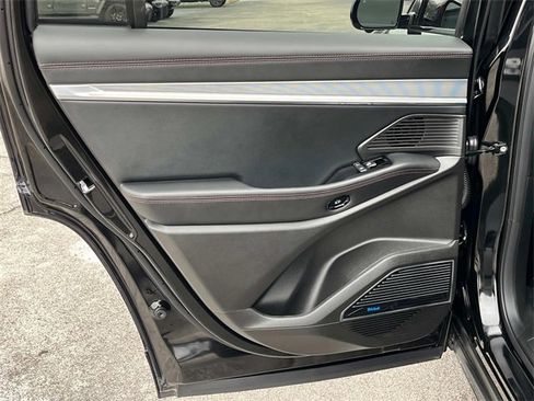 Used 2025 Jeep Wagoneer S Launch Edition image 8