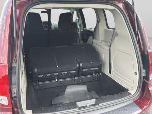 Used 2018 Dodge Grand Caravan SE w/ UConnect Hands-Free Group FWD image 11