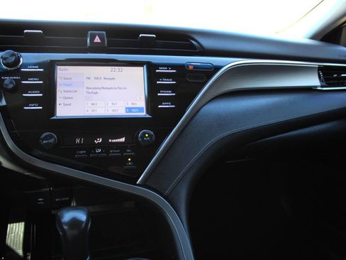 Used 2018 Toyota Camry SE image 12