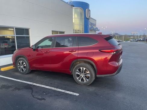 Used 2023 Toyota Highlander XLE image 3