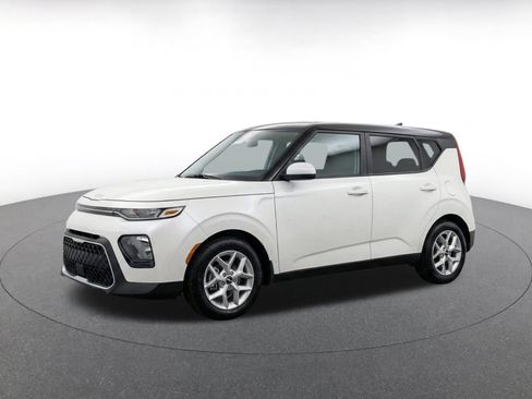 Used 2025 Kia Soul LX w/ LX Technology Package FWD image 3