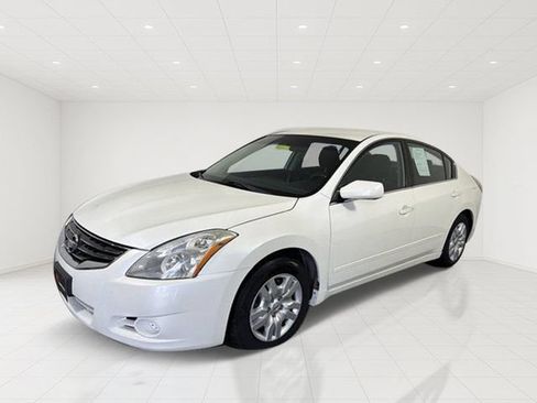 Used 2011 Nissan Altima 2.5 S FWD image 2